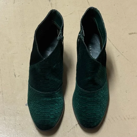 Very Volatile Green Reptile Textured Ankle Boots Booties Side Zip Women’s 7.5 - Picture 2 of 8